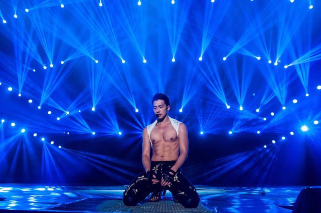 Rain沈阳演唱会玩湿身诱惑 裸身秀八块腹肌 _大辽网_腾讯网