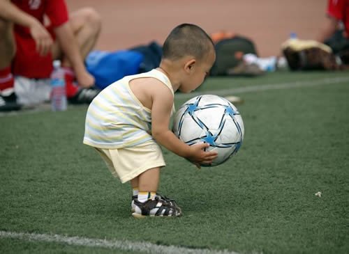 让孩子享受快乐足球