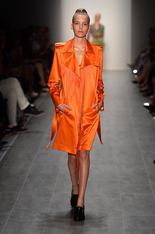 深秋告别黑白灰 来一身亮眼的橙色look!