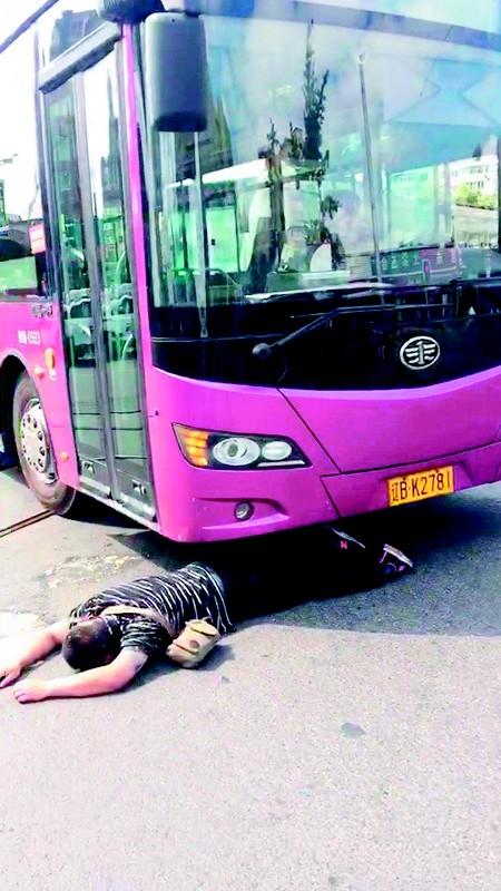 醉酒男子钻701公交车下休息 民警赶来将其带