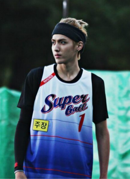 吴亦凡《Dream Team》秀球技 帅气变身灌篮高手_大辽网_腾讯网