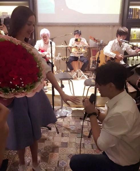  朱孝天跪地求婚 韩雯雯 深情拥吻_大辽网_腾讯