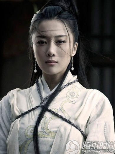 李依晓不施粉黛而颜色如朝霞映雪,一字平眉和裸色的嘴唇,她的古代版型