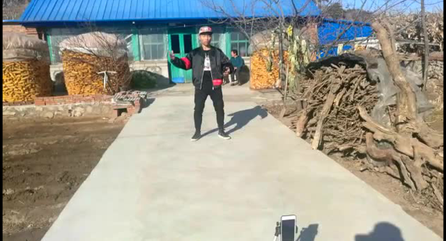 23岁农村小舞王意外成网红 有80万粉丝