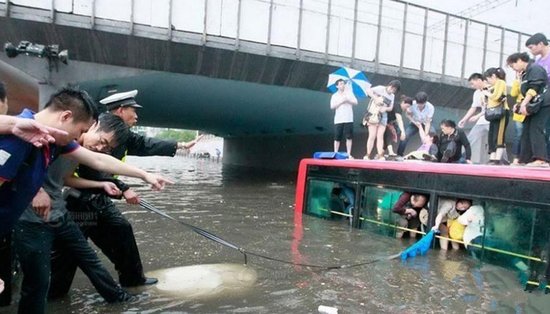 沈阳暴雨网友手机拍摄照片把自己吓到_大辽网_腾讯网
