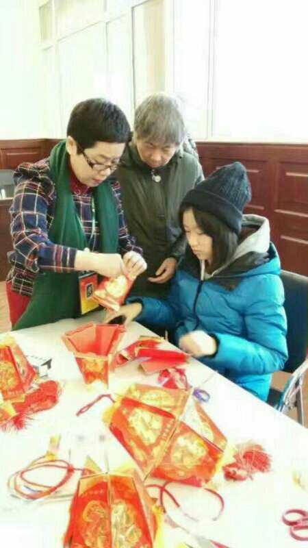 女教师退休后到沈阳故宫做志愿者 四年没休节