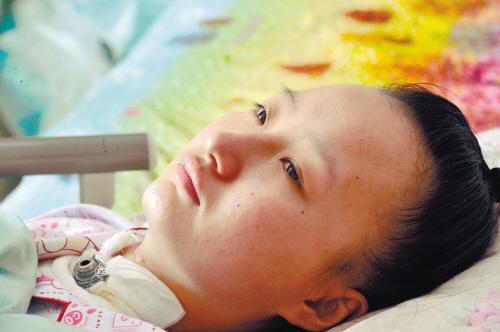 15岁女孩帮母亲擦玻璃坠楼 四肢瘫痪想重新上学