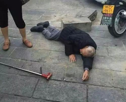 八旬翁摔倒流血