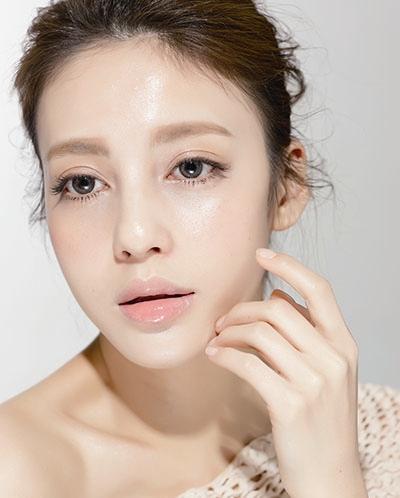 肤色深戴什么颜色眼镜,肤色深戴什么颜色眼镜好看