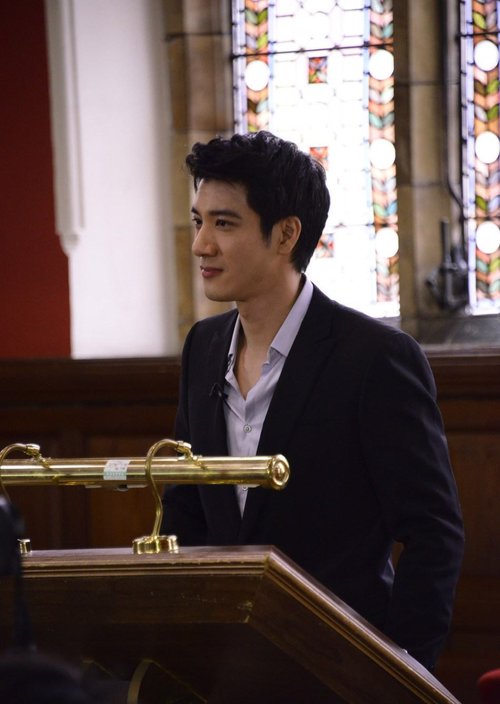 王力宏西装笔挺现身牛津大学 演讲前率全体默