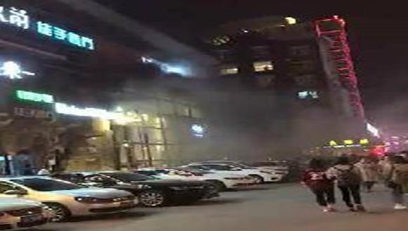 敬业还是犯傻 饭店起火服务员竟反锁门 - 1