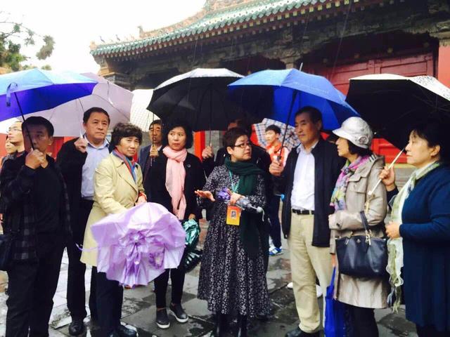 女教师退休后到沈阳故宫做志愿者 四年没休节