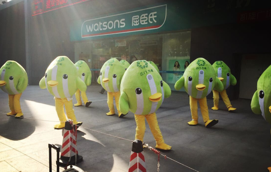 哪鹅公仔玩快闪 萌态可掬引众人围观!_频道-洛阳_腾讯网