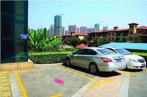 北京停车位多贵? 高档住宅区车位价格可买辆豪