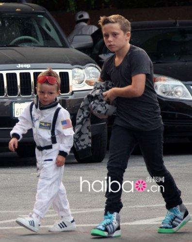 小贝二公子生日派对 三弟抢镜