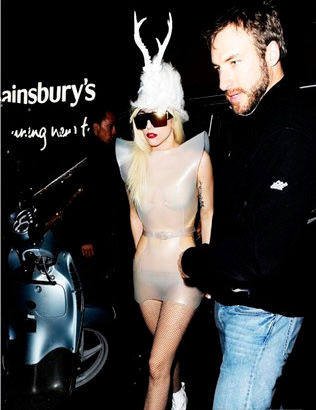 Lady Gaga圣诞节鹿角造型