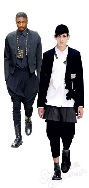 男人们搬来“女朋友”的衣橱