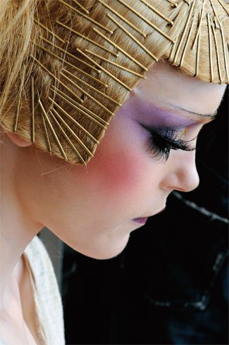 false eyelashes how to. False eyelashes, a woman is