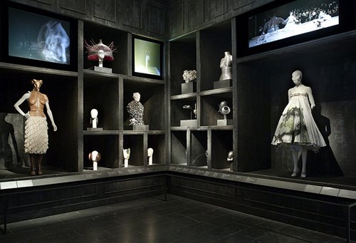 McQueen 野性之美时装回顾展参观者超50万(图3) McQueen 野性之美时装回顾展参观者超50万(图3)