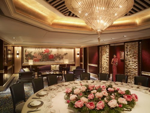 夏宫餐厅是中国大饭店内独具特色的中式餐厅,装修风格秉承中式辉煌