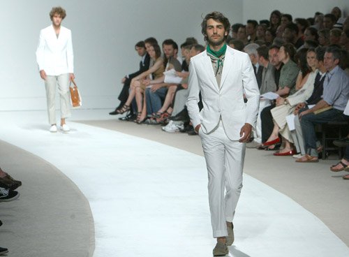 T elegant suits back to the spring and summer 2011 Taiwan