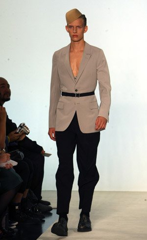 T elegant suits back to the spring and summer 2011 Taiwan