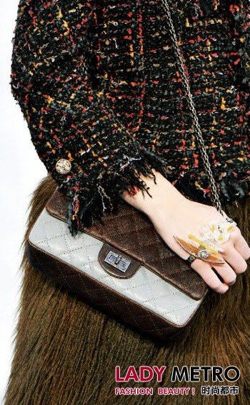 10 paragraph timeless classic handbag