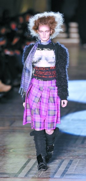 Brave piercing “big breasts ” printing TEE girl , courage can be 