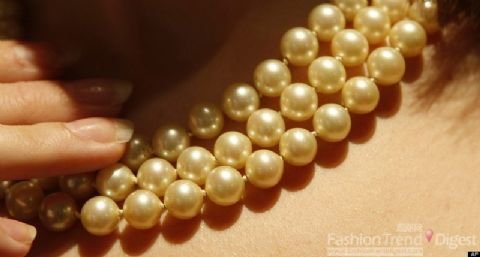 First Lady signature necklace to be auctioned