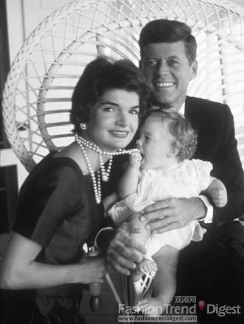 First Lady signature necklace to be auctioned