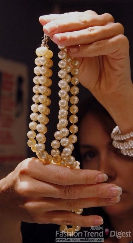 First Lady signature necklace to be auctioned