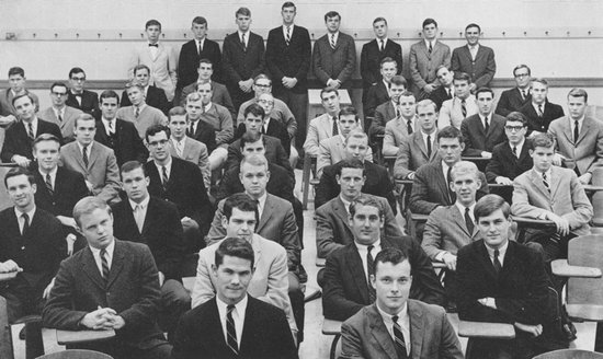 50年代年身着"常青藤风格"西装的美国大学生