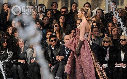 2010, the fashion industry "old model " return