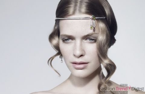 Yet the U.S. launch of fine jewelry headdress ( Figure )
