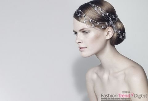 Yet the U.S. launch of fine jewelry headdress ( Figure )