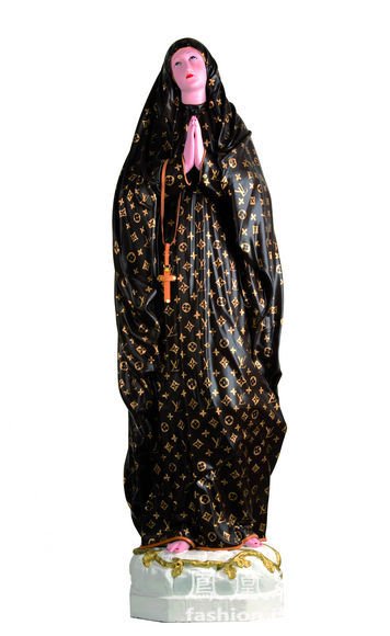 Wearing a dress of the Virgin Mary statue LV