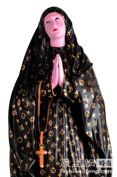 Wearing a dress of the Virgin Mary statue LV