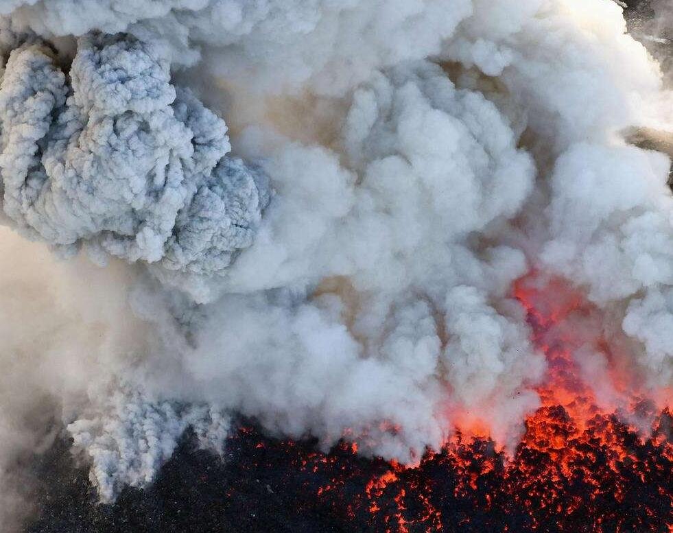 日本新燃岳火山爆发性喷发 中领馆吁加强避险意识
