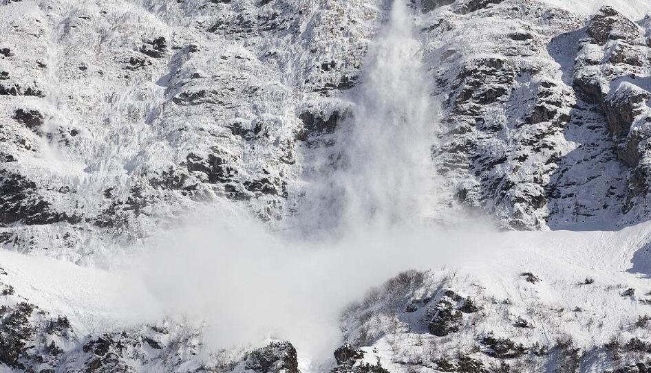 瑞士滑雪胜地面临雪崩风险 1.3万名游客被困