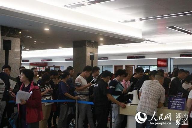 长沙不动产登记出现热潮:房产中介通宵排队拿号争客户