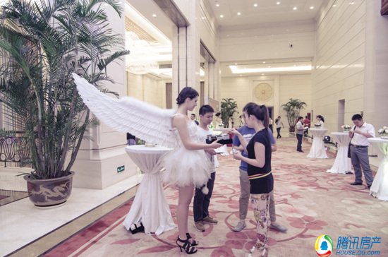 香奈儿也在此亮相,由现场的名模佳丽赠新品香