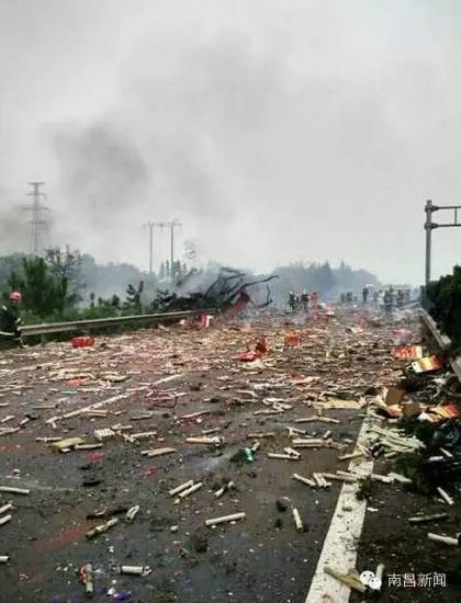 惨烈!沪昆高速分宜段突发爆炸 大货车被炸碎_