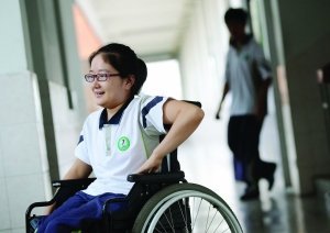 高位截瘫女孩轮椅逐梦 十年爱心接力笑面人生