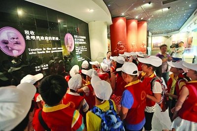 亚青小记者参加暑期夏令营学习中国税收历史 