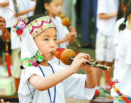 葫芦丝是云南少数民族乐器,因其音色独特优美,外观古朴,柔美,典雅