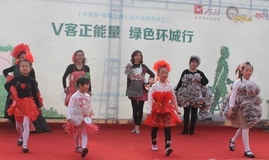 或许这些衣服并不实用,但小编相信走秀所传达的环保理念应该能引起