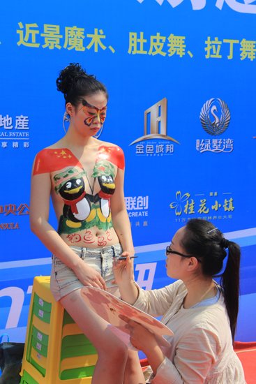 高清大图:南通房展<em>旗袍美女</em>求关注 腾讯房产掀