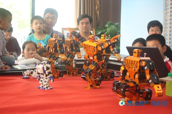 走,一起去宇信凯旋华府看机器人跳舞!_频道-南