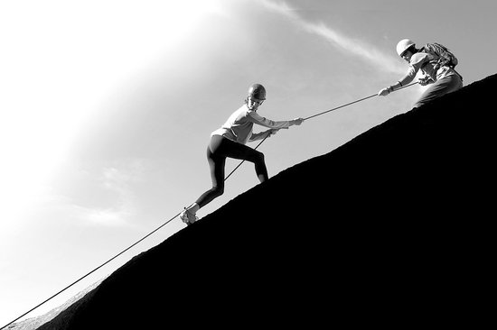 调控汹涌开发商困境求生 限购一周年楼市求生