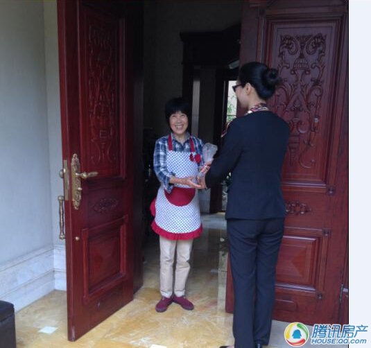 开元物业宁波九龙湖畔开展立夏送茶蛋活动